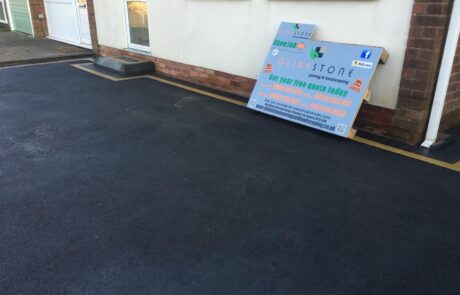 Large-scale tarmac resurfacing project for a multi-car driveway, featuring precision edging and gold detailing in Bromsgrove B61.
