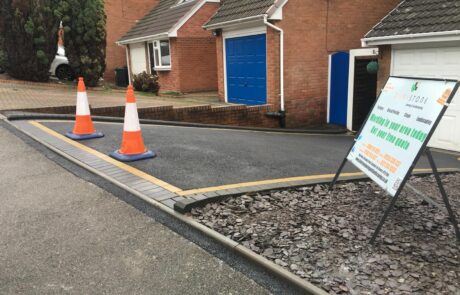 Smooth tarmac driveway finish with a decorative tan block border and slate chippings, installed recently in Lickey End, Bromsgrove.